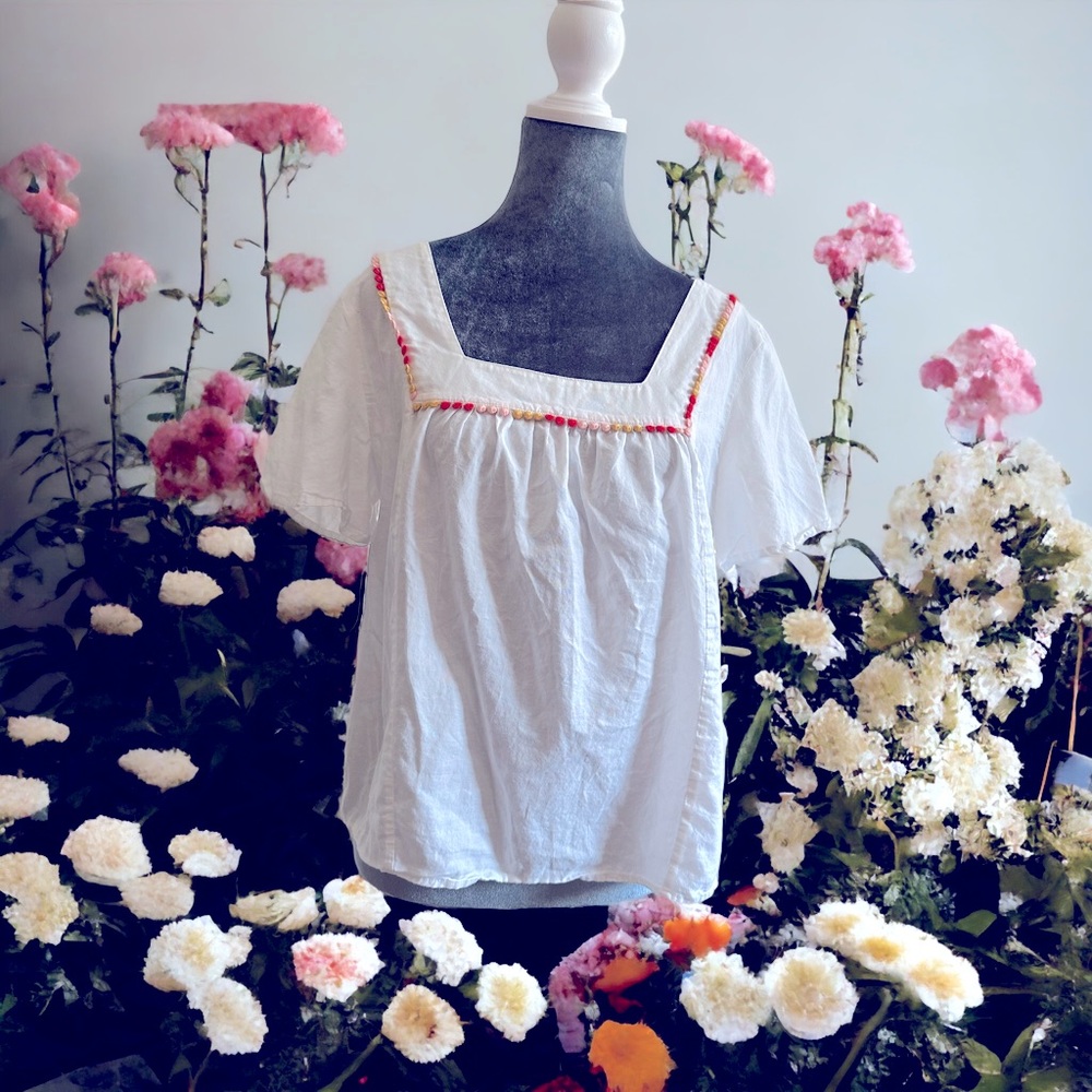 Blue Pair blouse. Medium. White with unique appliqué.